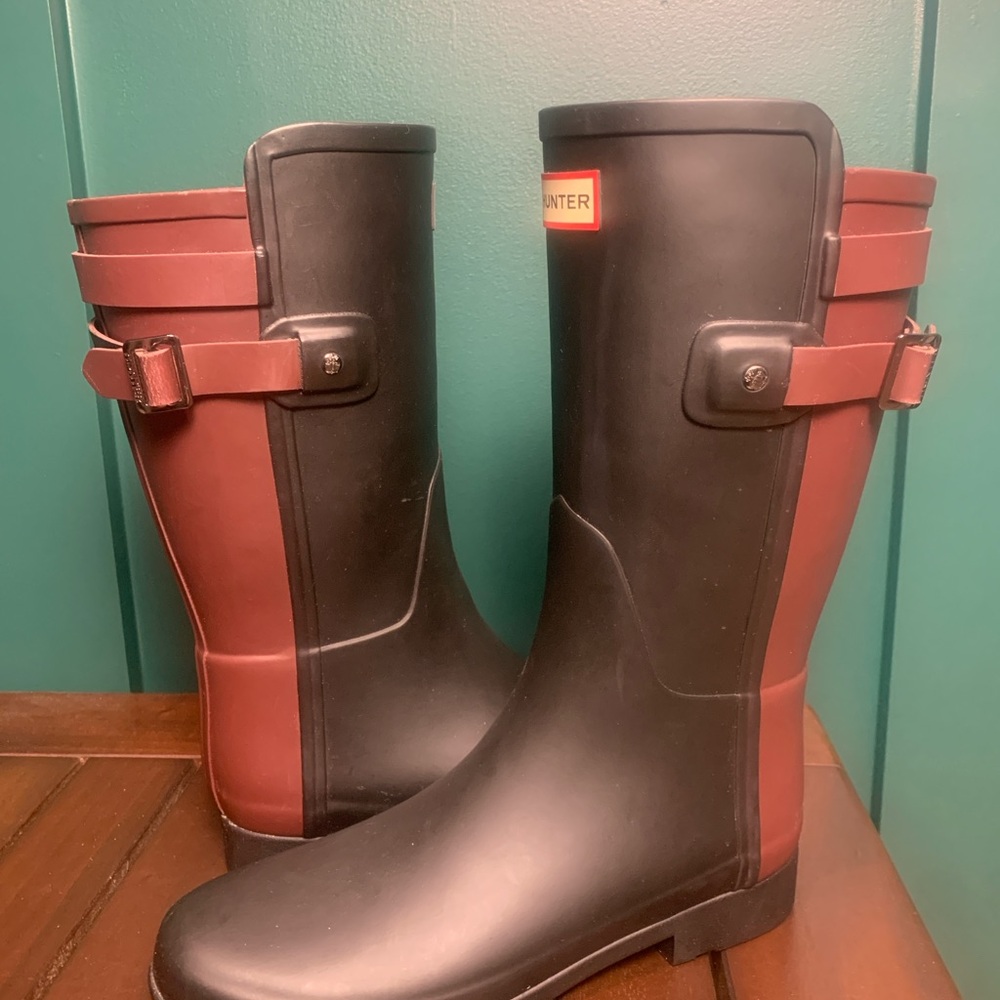 Hunter Classic Black and Burgundy Rain Boots • Size 8